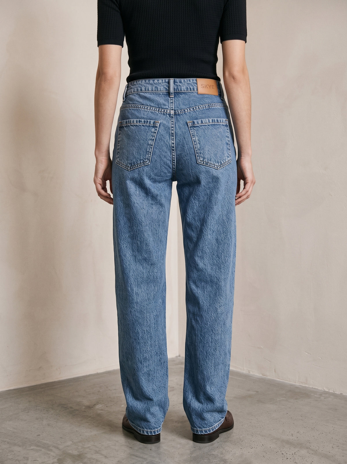 Stonewash Straight-Leg Jeans – Mid Blue
