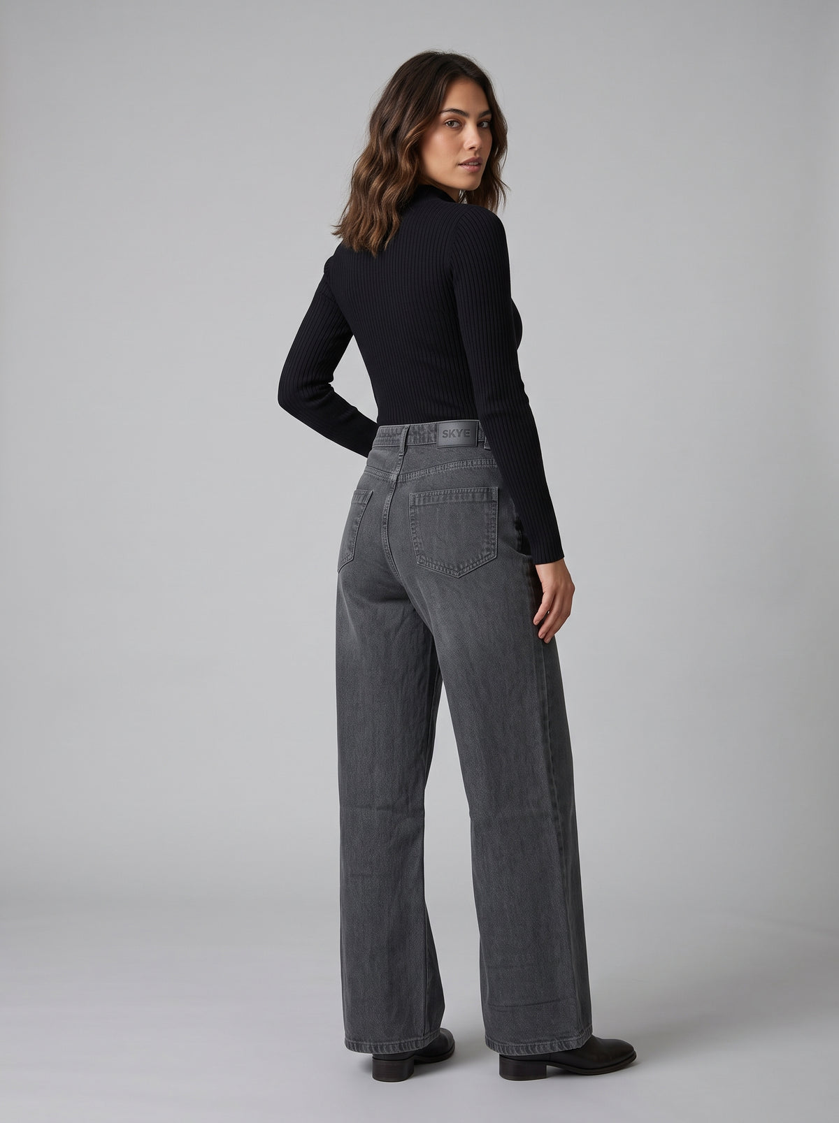 Seamed Wide-Leg Jeans – Washed Black