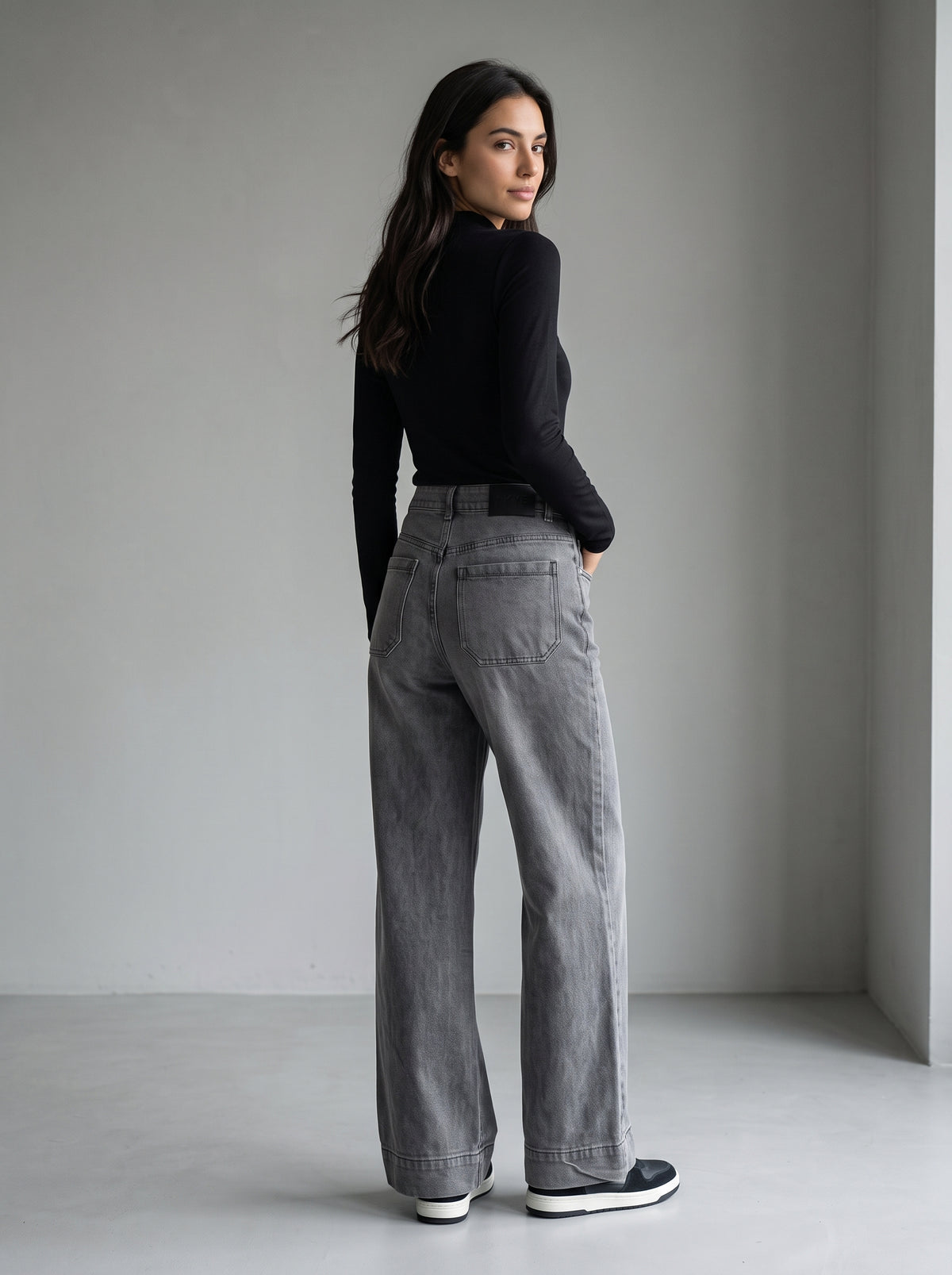 High-Rise Wide-Leg Cropped Jeans – Washed Grey