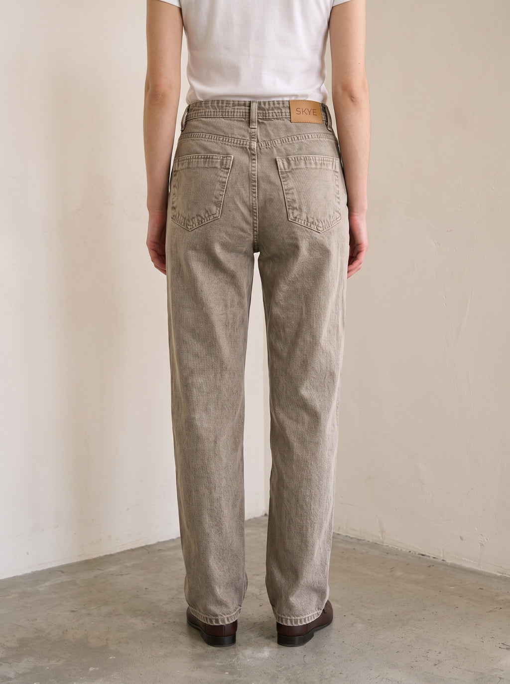 Vintage Wash Straight-Leg Jeans – Mocha